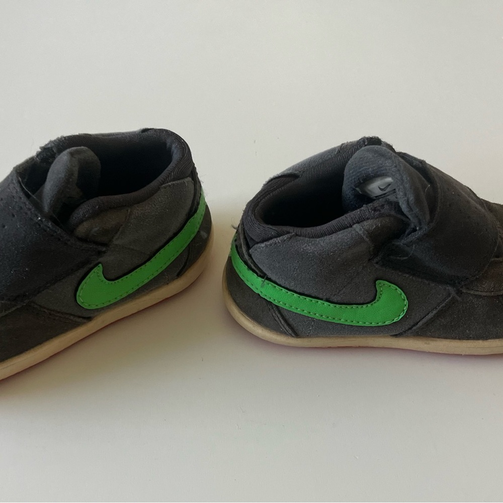 Nike Toddler 7 Kids Black Sneakers with Green Swoosh Play Shoes - Picture 3 of 7